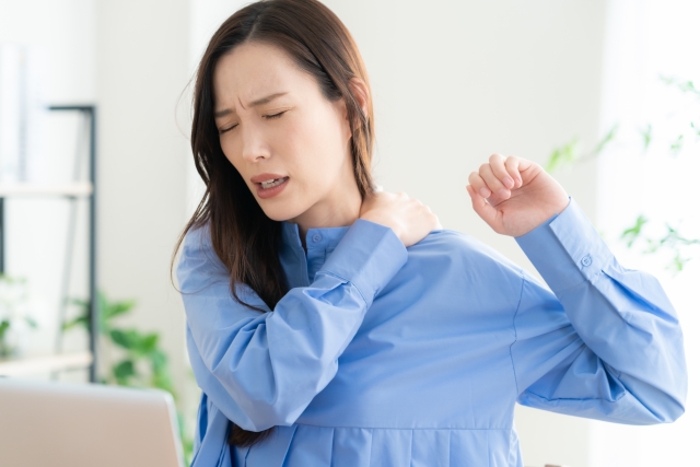 現代人の「肩こり」はなぜ慢性化するのか？在宅ワーク世代に増加中！