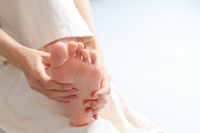 足の裏が痛い|足の裏の痛む場所で原因がわかる【足底腱膜炎・二分種子骨・外反母趾・扁平足】を整形外科医が徹底解説!
